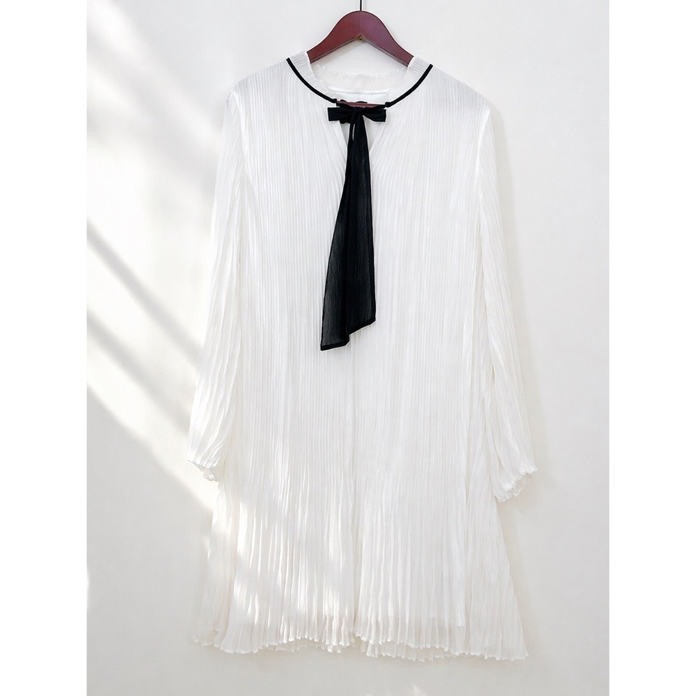 DKNY Pleated White Dress w/ Sheer Sleeves & Black Bow – Elegant & Airy – US 14